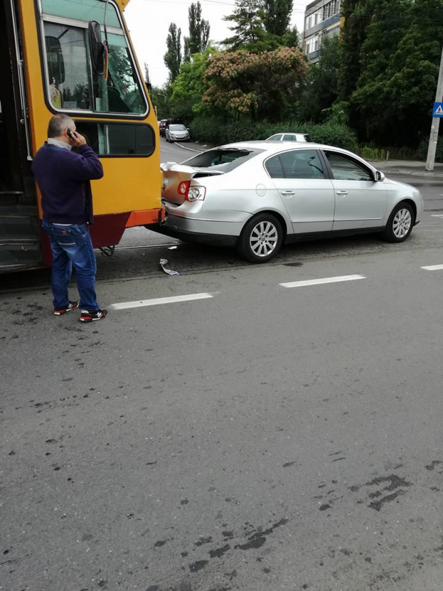 Maşină LOVITĂ de tramvai