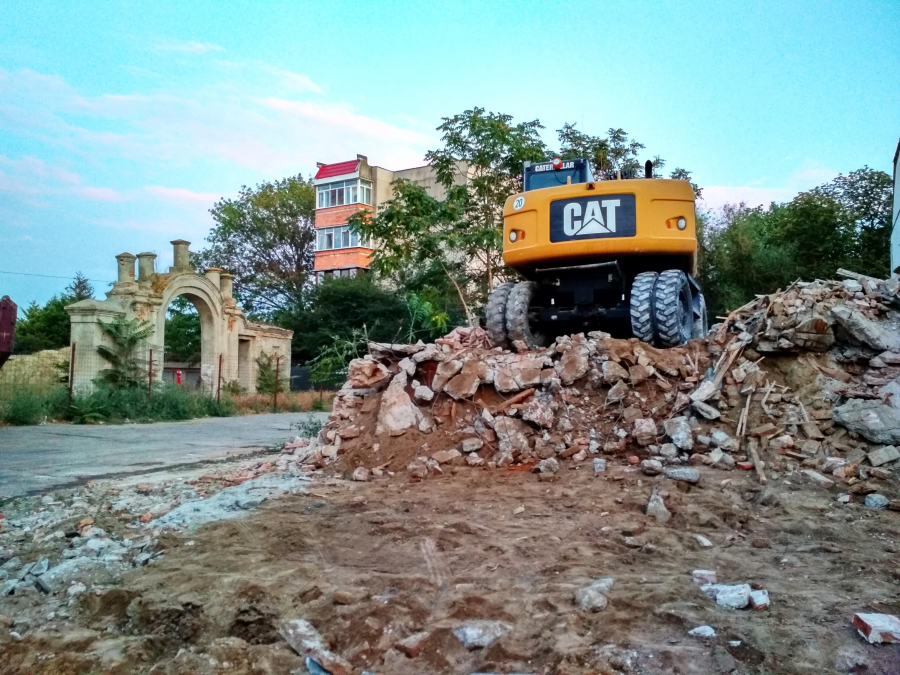 Se demolează o clădire istorică de lângă Poarta Turcească (FOTO)