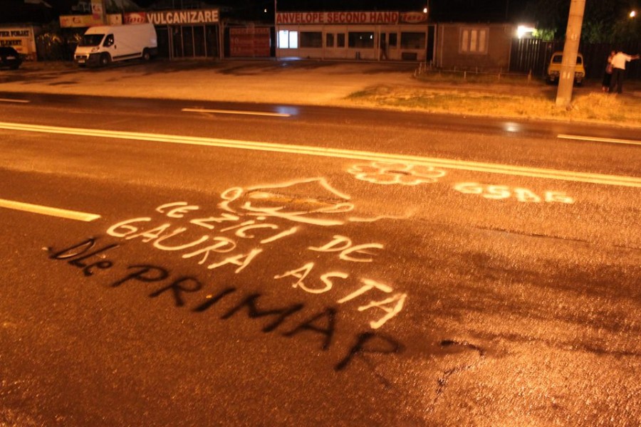 ŞOFERII din Galaţi AU DAT cu spray în ochii autorităţilor! GROPILE din carosabil, pictate peste noapte (FOTO)