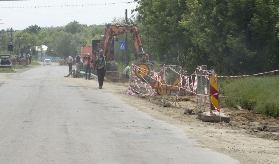 Bătălia pentru APĂ a întors pe dos STRĂZILE oraşului Târgu Bujor (FOTO)