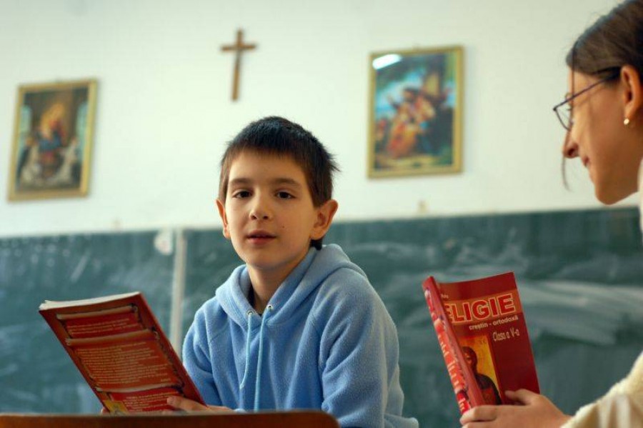 Părinţii pot opta pentru STUDIEREA RELIGIEI LA ŞCOALĂ de către copii până pe 6 martie