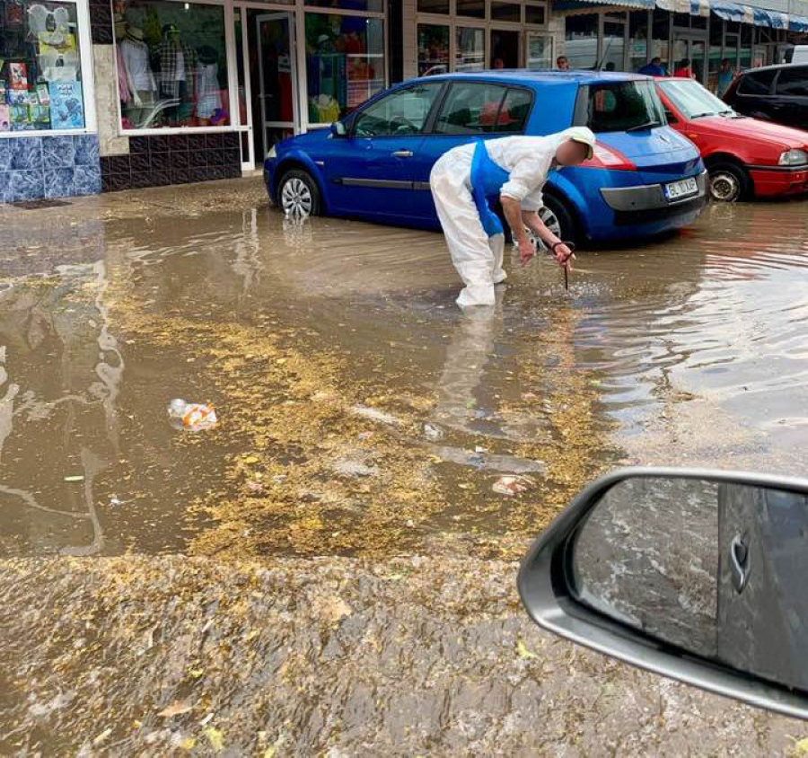 Ploaia a transformat străzile în canale veneţiene. Canalizări depășite, pentru care vom plăti mai mult