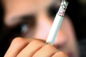 De ce fumătorii au mai multe riduri