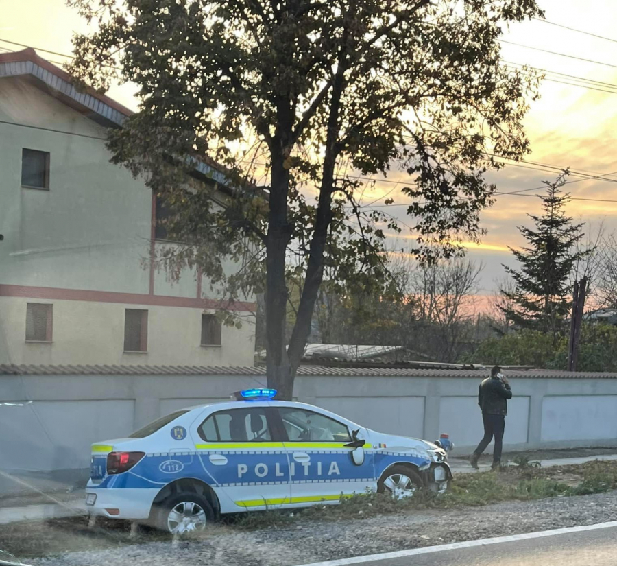 Mașină de poliție, lovită în depășire