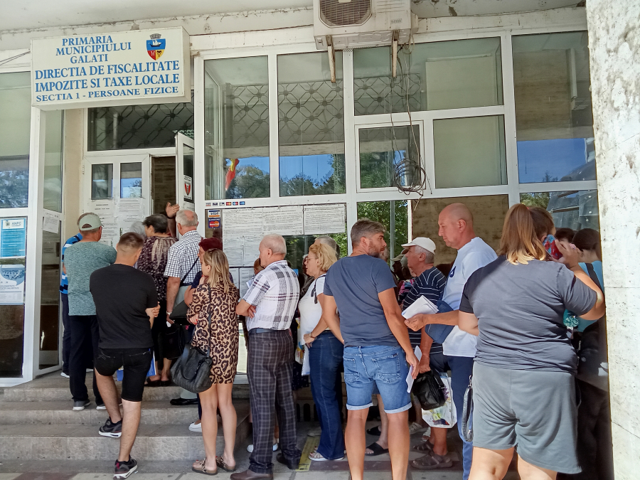 Gălățenii stau la coadă la Taxe şi Impozite