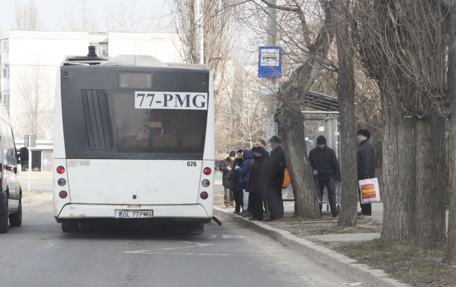 45 de minute de aşteptare, la minus 4 grade. Iar n-a venit autobuzul