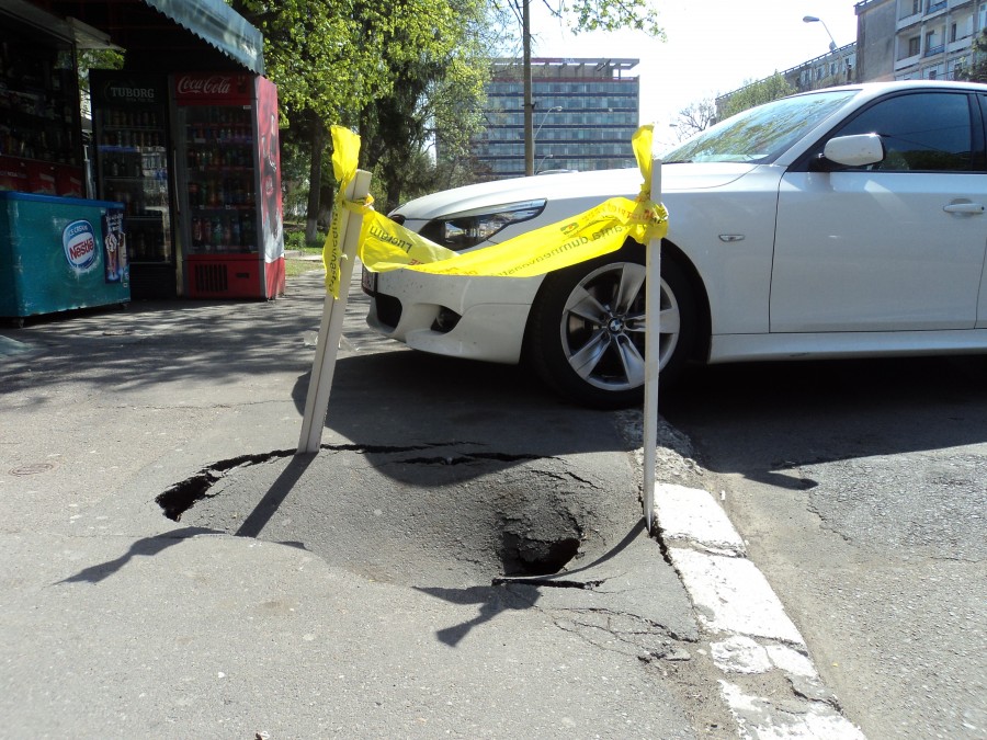 Efectul acelaşi, sursa diferă: Strada Navelor a cedat din cauza unei conducte de gaze