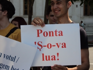 PROTEST la Prefectura Galaţi: S-a cerut DEMISIA lui Victor Ponta (FOTO)