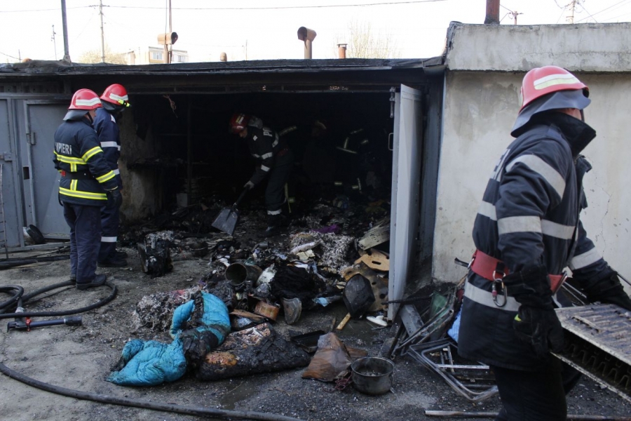 Explozie la un garaj, din cauza unei butelii