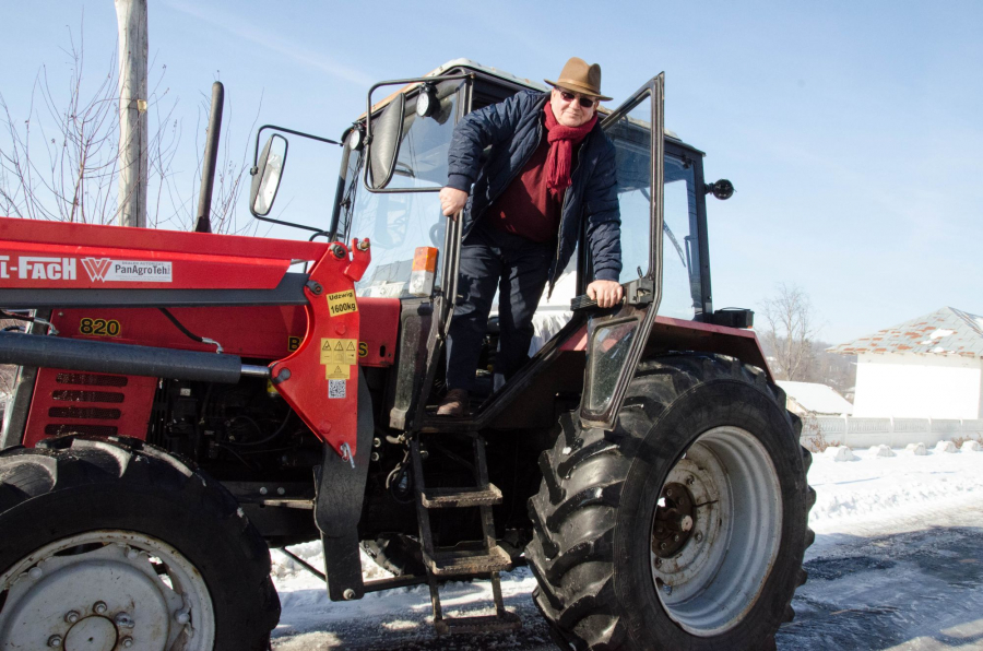 La deszăpezire, pe uliţele satului Smulţi. ”Generalul Iarnă”, pus pe fugă cu tractorul | FOTO