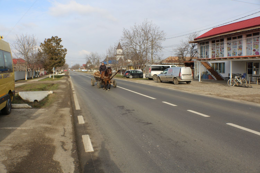 În România lucrului prost făcut, o comună este trasă înapoi de utilităţi, iar sărăcia îi ţine departe pe investitori