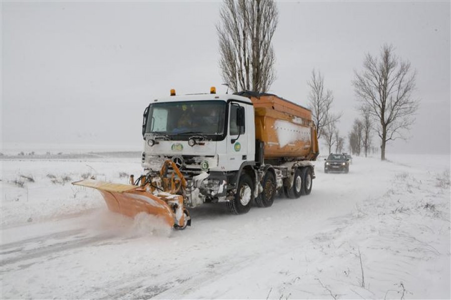 Poliţia Rutieră: Drumurile din judeţ nu sunt blocate, dar se circulă în condiţii de iarnă