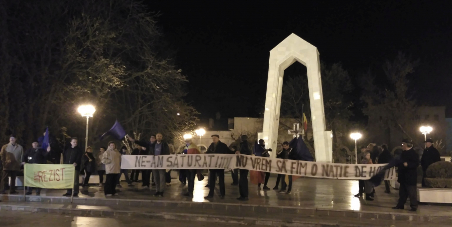 Un nou PROTEST în faţa Prefecturii din Galați: „Revoluţia fiscală, o ţeapă electorală!”