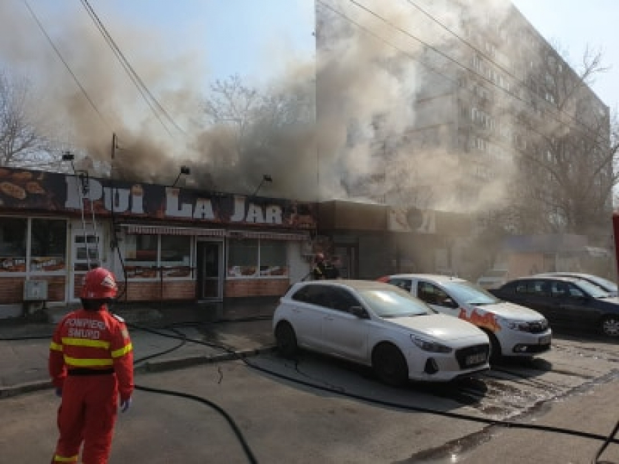 Incendiu la Pui la jar. Circulaţie blocată pe strada Regiment 11 Siret