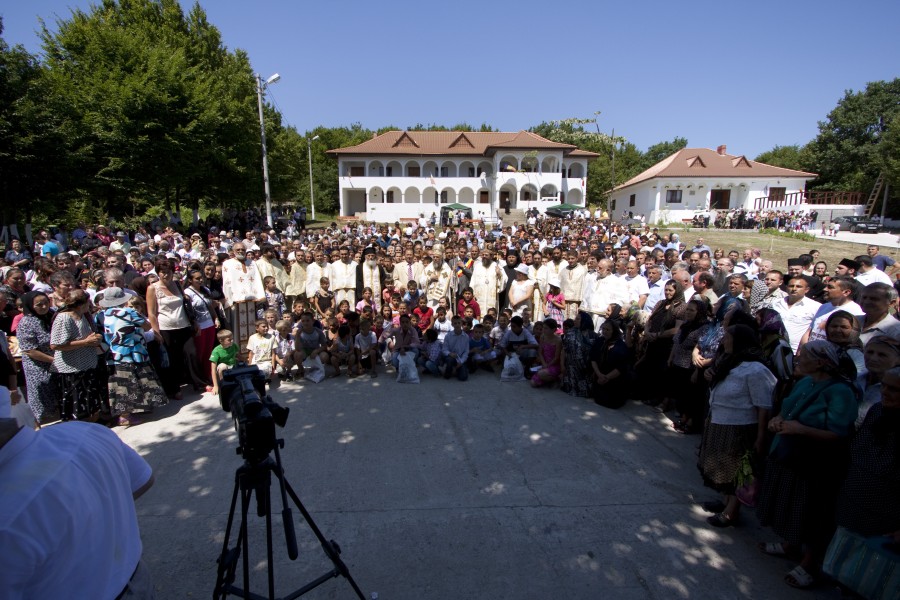 Peste 1.500 de creştini la Mănăstirea „Sfântului Voievod Ştefan cel Mare” de la Toflea