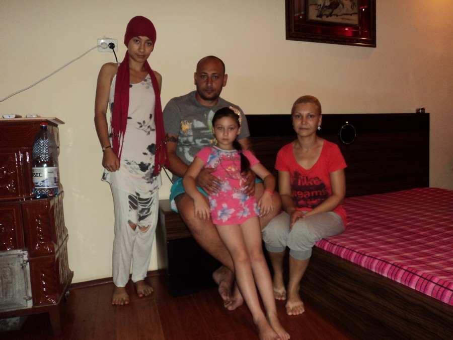 O FAMILIE încearcă de 12 ani să OBŢINĂ O CASĂ, deşi are cerere la Primărie şi o fată bolnavă de cancer