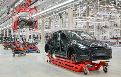 Tesla a suspendat producția la uzina din Germania