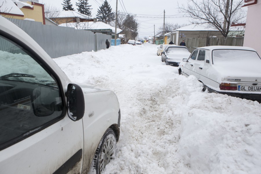 FOTO/ Deszăpezire din doi în doi: Străzile secundare şi trotuarele, în coada listei autorităţilor gălăţene 