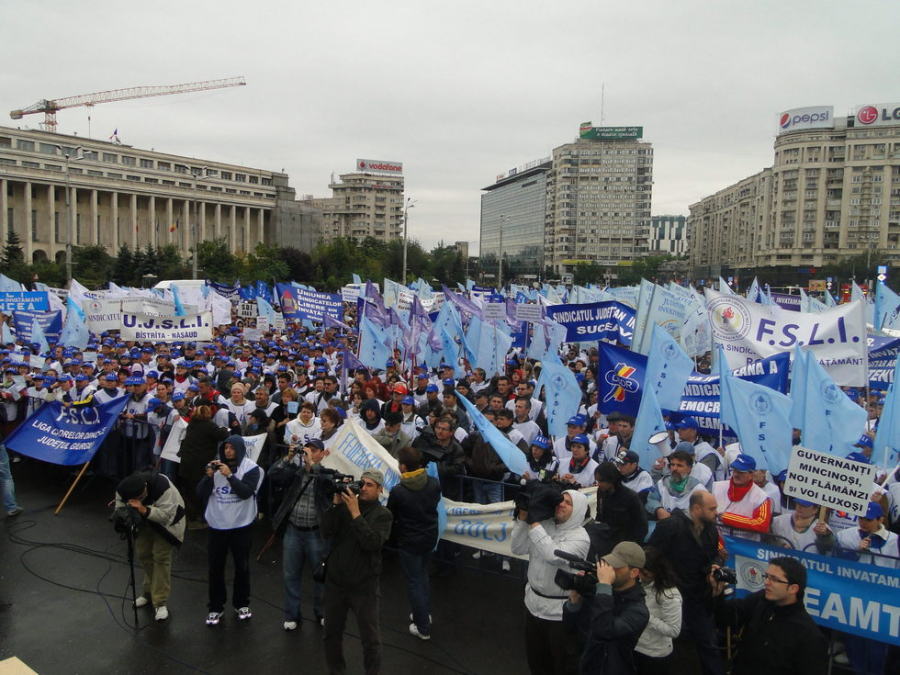 Peste 15.000 de profesori vor protesta miercuri la Bucureşti