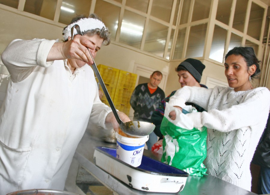 Organigramă nouă la Cantina de Ajutor Social. Un şofer în plus, un bucătar în minus