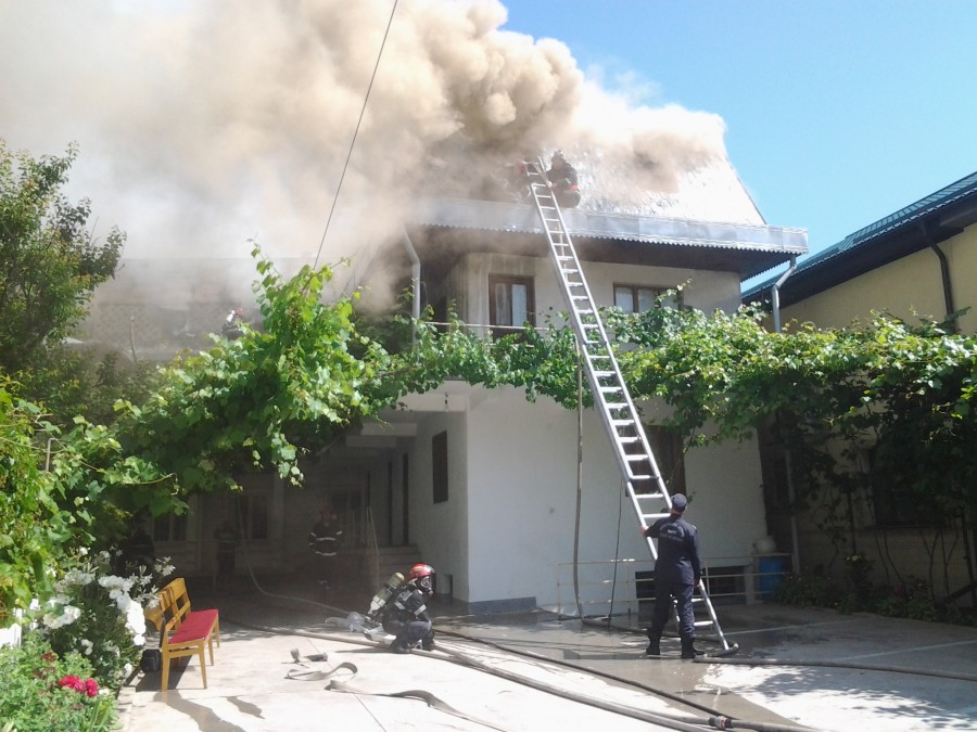 Incendiu DEVASTATOR la o biserică evanghelică din Galaţi (FOTO/ VIDEO)