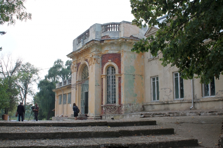 O întâlnire cu istoria, între supravieţuire, restituire şi profanare. La Palatul Chrissoveloni, printre umbrele regilor (FOTO)