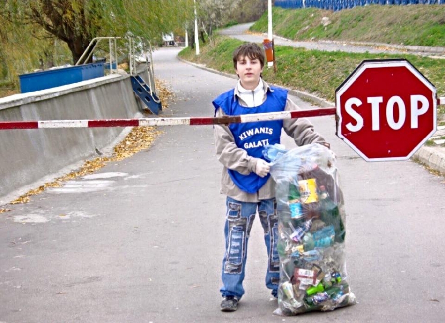 FOTO/ Elevii kiwanieni au ECOLOGIZAT faleza Dunării din Galaţi, pentru un oraş mai frumos