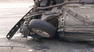 Beat și fără permis, s-a răsturnat cu mașina