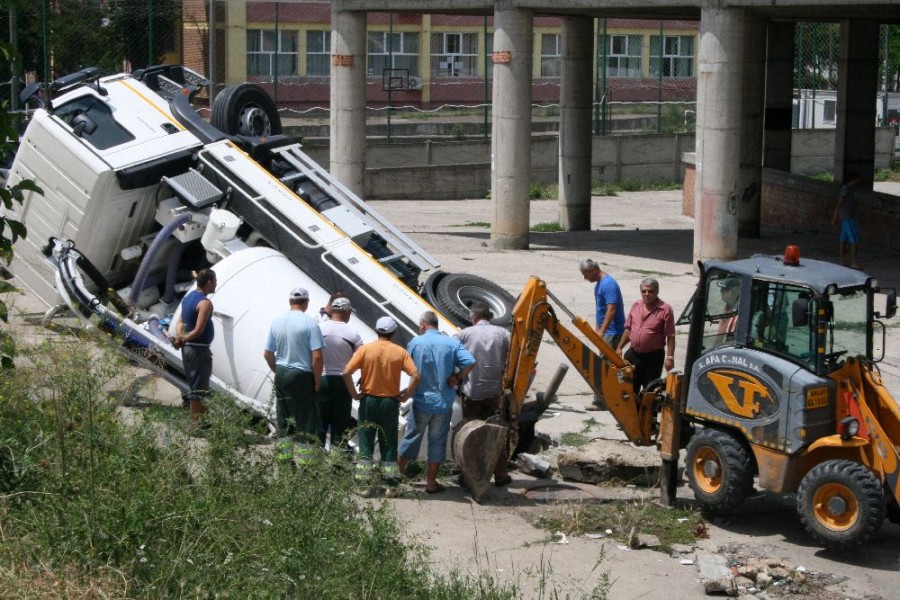 GALERIE FOTO & VIDEO / Surpările în zona Viaductului continuă! Asfaltul a înghiţit o vidanjă de la Apă Canal