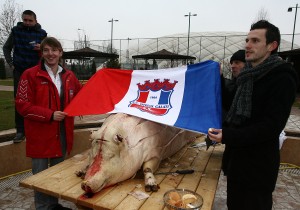 Liviu Antal şi Adrian Sălăgeanu i-au ţinut ultima „slujbă” porcului tăiat ieri la final de an 2011
