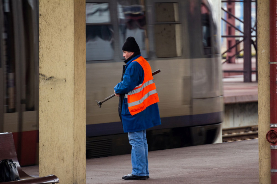 În noaptea de sâmbătă spre duminică, și transportul feroviar de călători trece la ora de vară