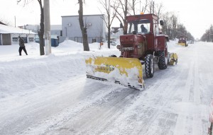 Primăria susţine că vineri se deszăpezesc străzile secundare