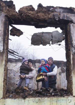 Dramă pentru o familie de gălăţeni. Patru copii au nevoie de acoperiş deasupra capului (FOTO)