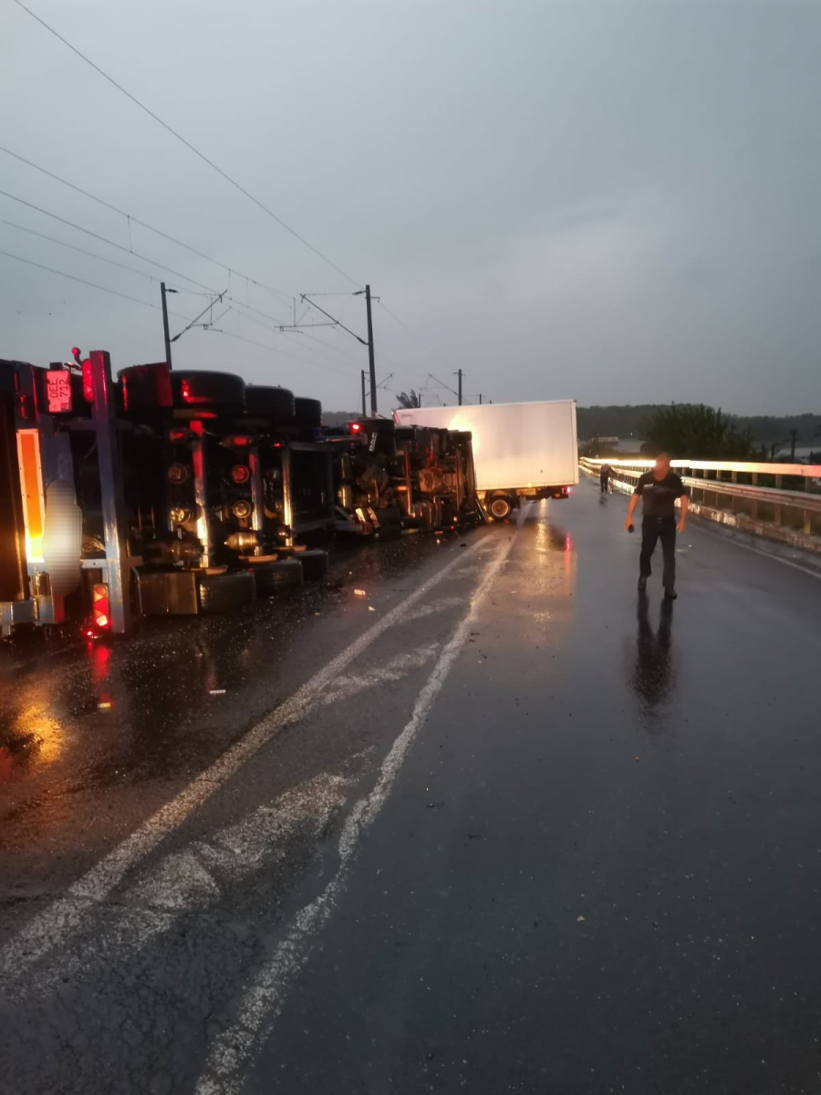 Un autotren plin cu șampanie s-a răsturnat în Galați. Șoferul a murit