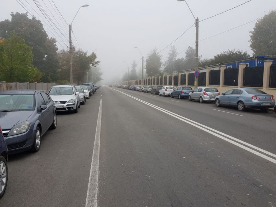 Maşini multe, locuri de parcare insuficiente (FOTO)