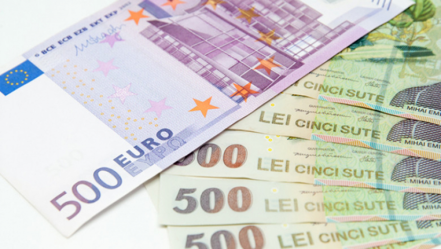 Euro a încheiat luna februarie la 4,9765 lei