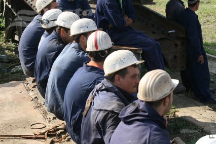 Cine va da afară 560 de angajaţi? 