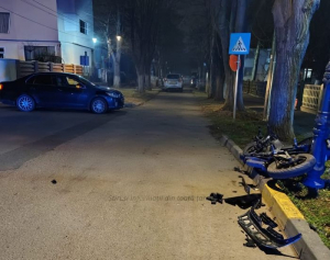 Accident cu două victime. Motocicletă lovită de o mașină condusă de un șofer în comă alcoolică
