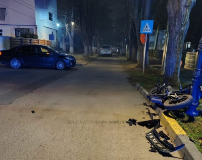 Accident cu două victime. Motocicletă lovită de o mașină condusă de un șofer în comă alcoolică