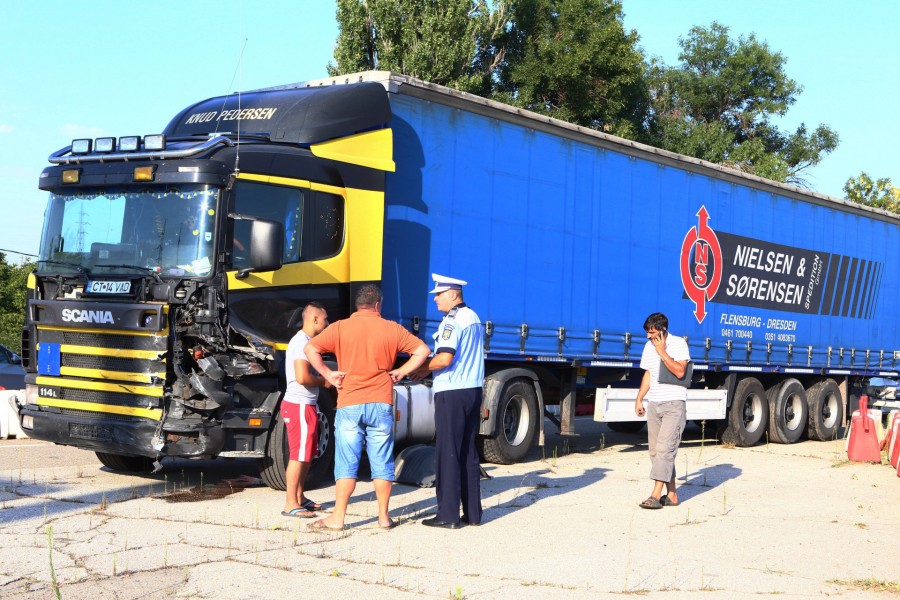 UPDATE Grav accident rutier la Şendreni, soldat cu un mort şi mai mulţi răniţi (FOTO)