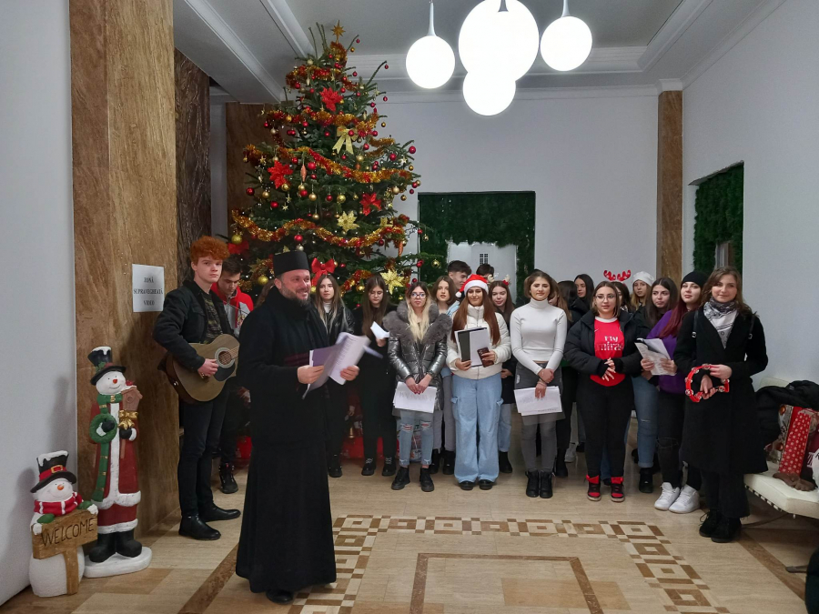 Colindătorii de la Colegiul Național „Al.I. Cuza”, la redacția VL (VIDEO)