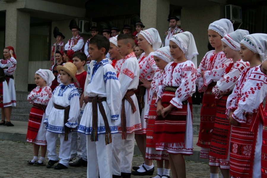 Catedra/ Sărbătoare a cântecului, dansului şi portului popular la Şcoala Nr. 22