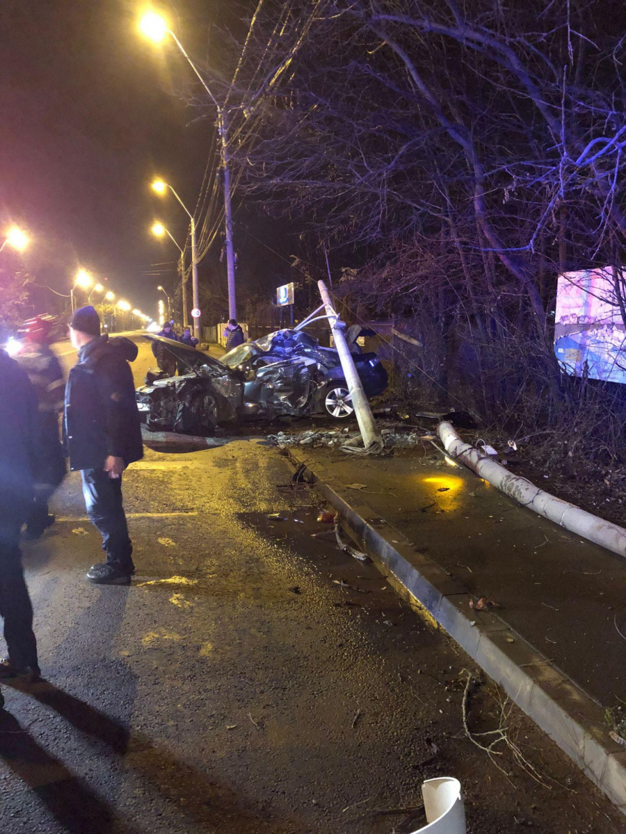 Accident grav pe strada Traian. Un bărbat şi-a pierdut viaţa, după ce a intrat cu maşina în stâlp