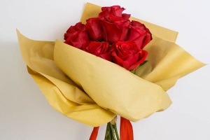 Viața devine brusc mai frumoasă, atunci când primești un buchet mare de trandafiri roșii!