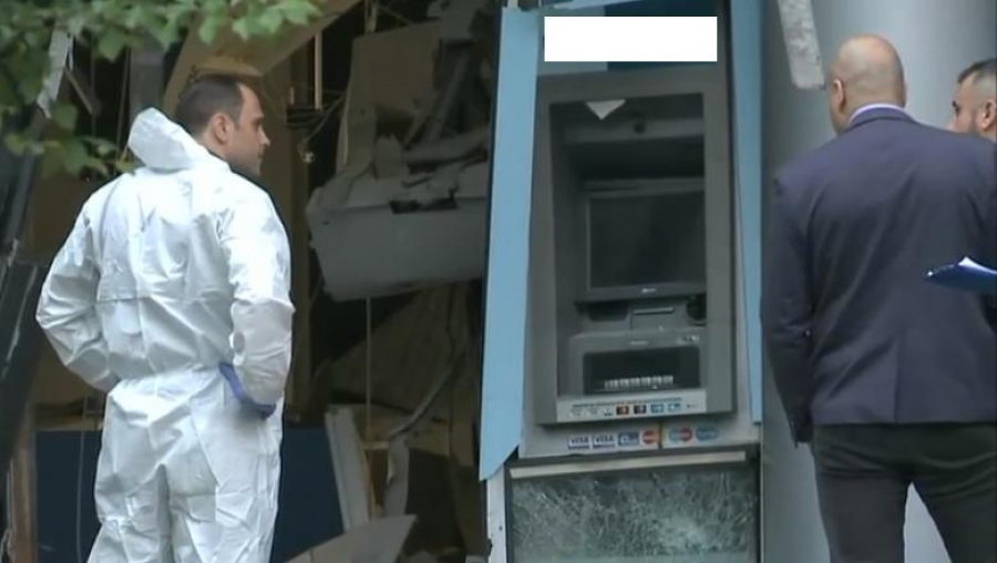 Bancomat incendiat de hoți