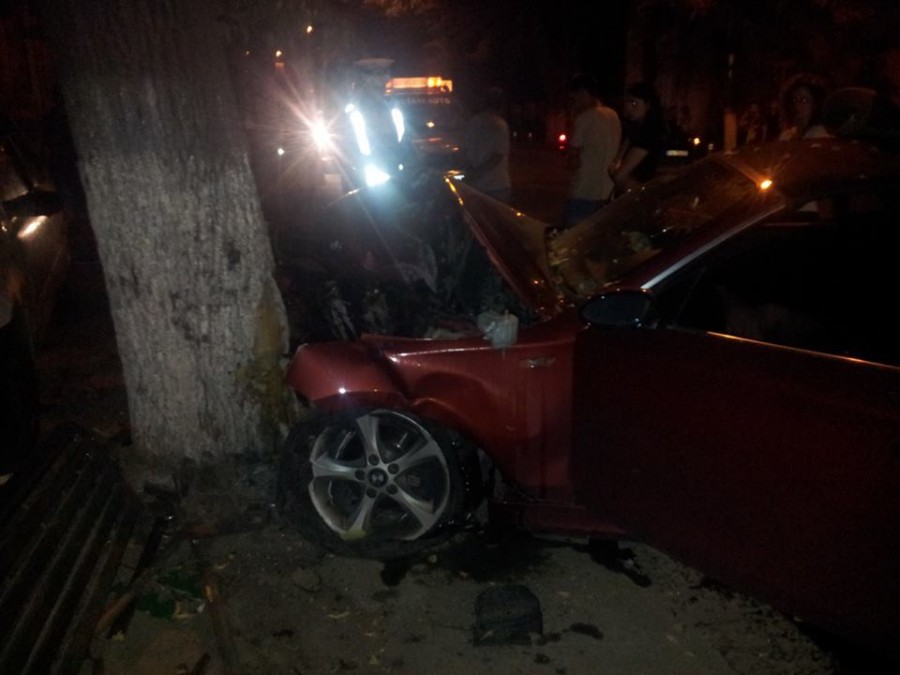 Un şofer grăbit a făcut praf un BMW în plin centrul oraşului