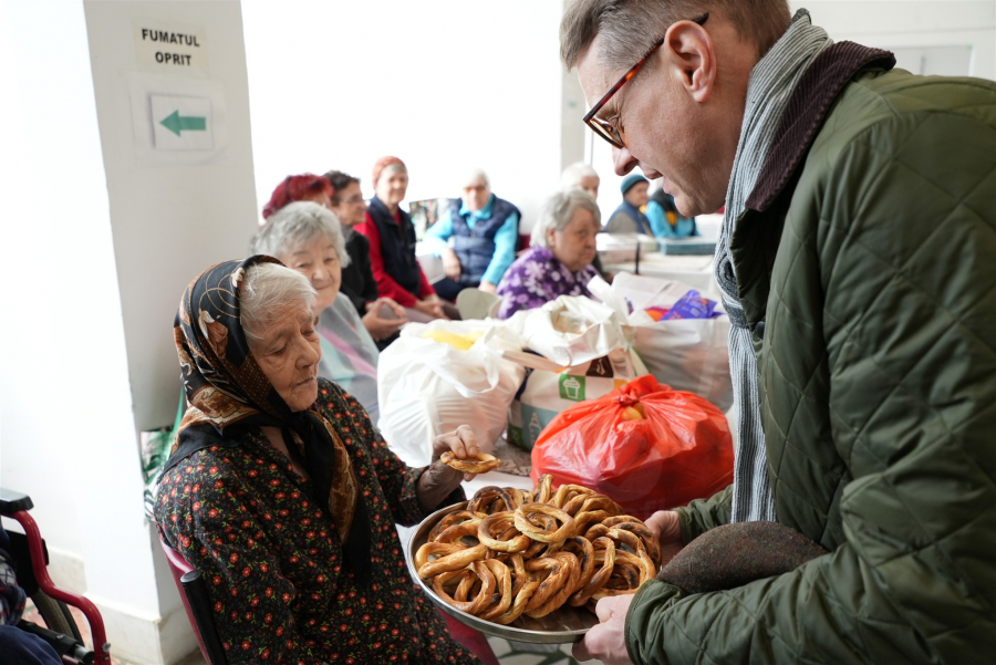 În Duminica Sfintei Cruci, ajutoare pentru cei aflaţi în lipsuri şi nevoi (GALERIE FOTO)