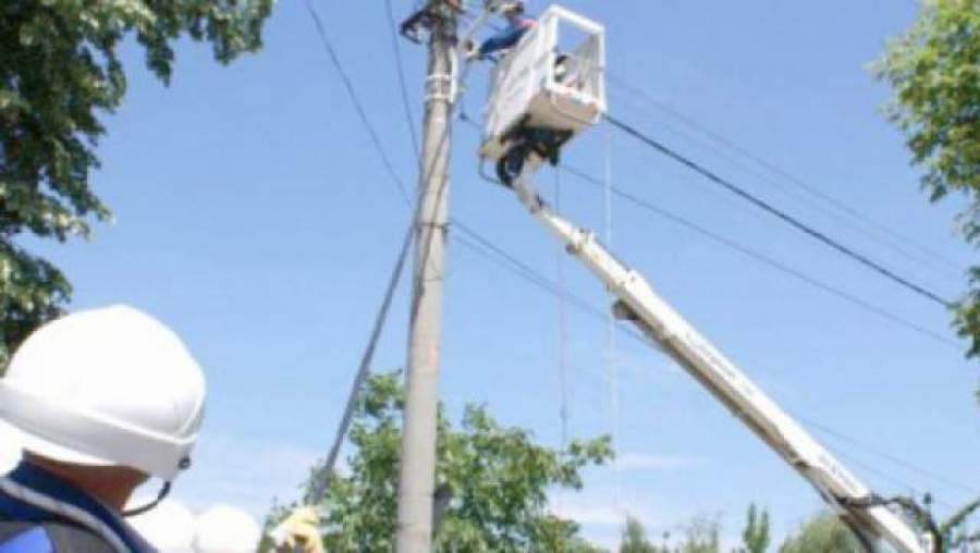 FĂRĂ lumină pe stradă. Zeci de gălăţeni merg prin beznă