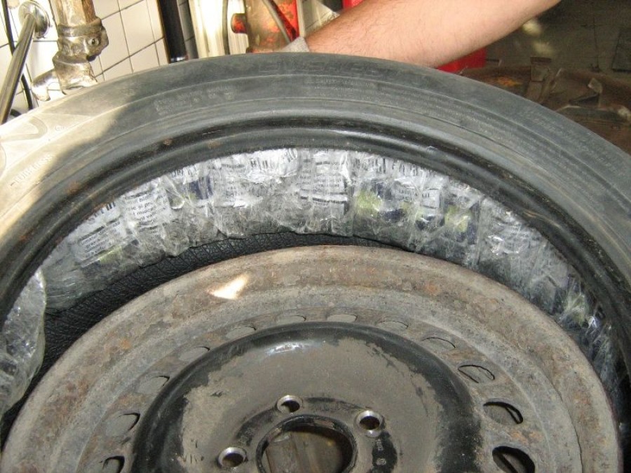 Ţigări de contrabandă ascunse în pneuri şi în rezervor
