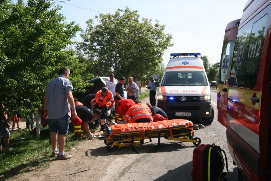 GALERIE FOTO & VIDEO  / Grav accident de circulaţie la Ijdileni. Două femei au fost spulberate de pe marginea drumului de un şofer neatent